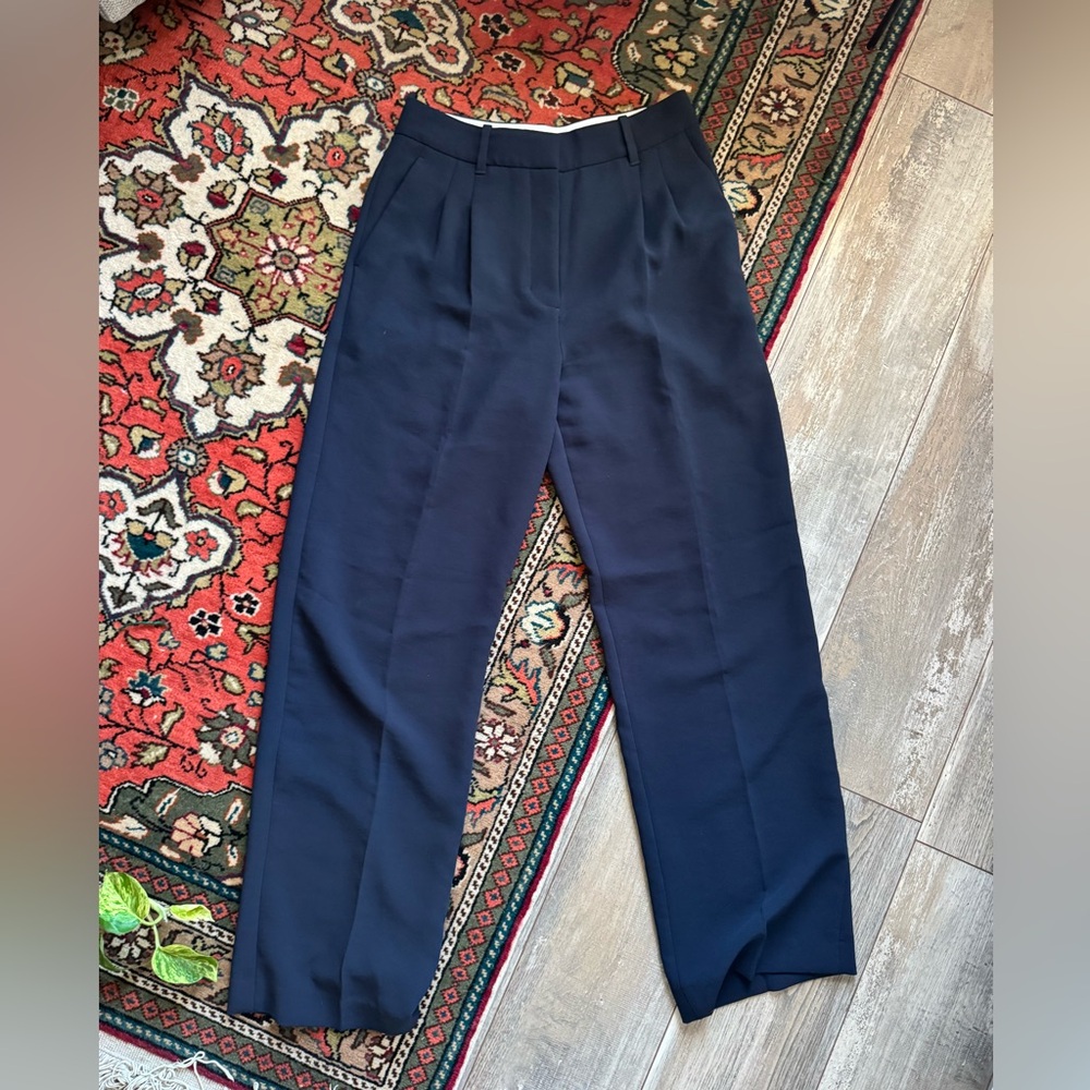 Aritzia Effortless Pants Crepette Navy Size 8
New without tags